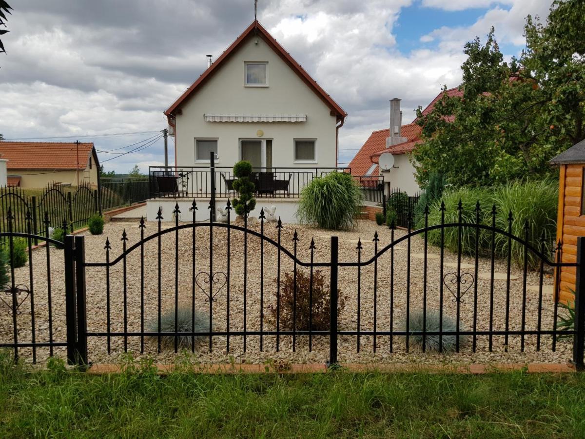 Apartmán ANNA s vinným sklepem Pouzdřany Exterior foto